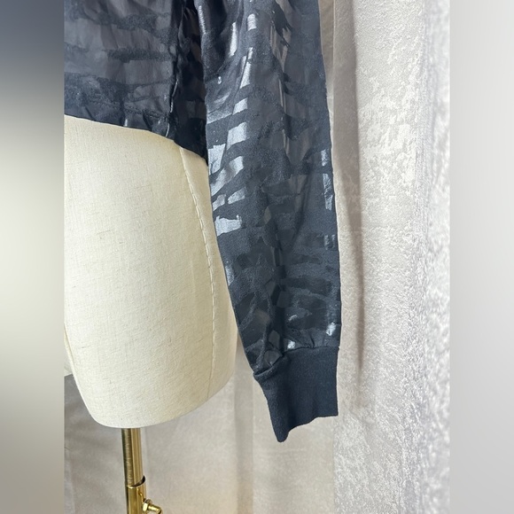 True Religion Women’s Black Zebra Print Long Sleeve Crop Tee Top Sz XXS - Picture 6 of 13